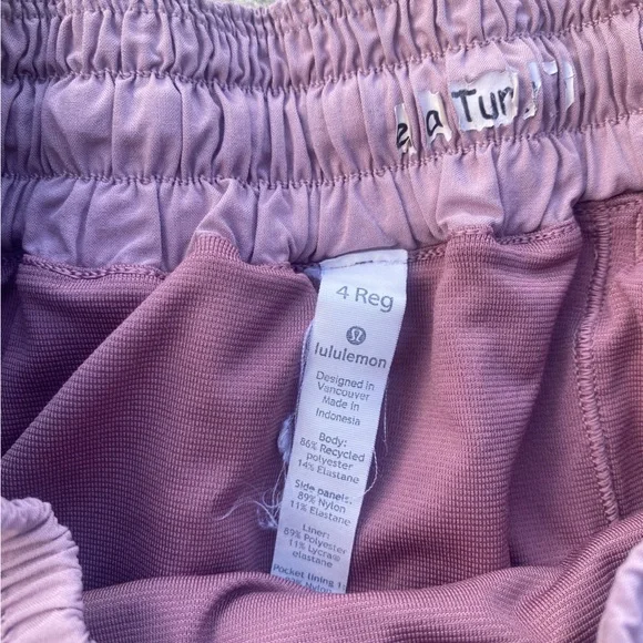 Lululemon Hotty Hot Short II *2.5" in Figue / Rose Blush ~ Size 4 - Picture 7 of 8